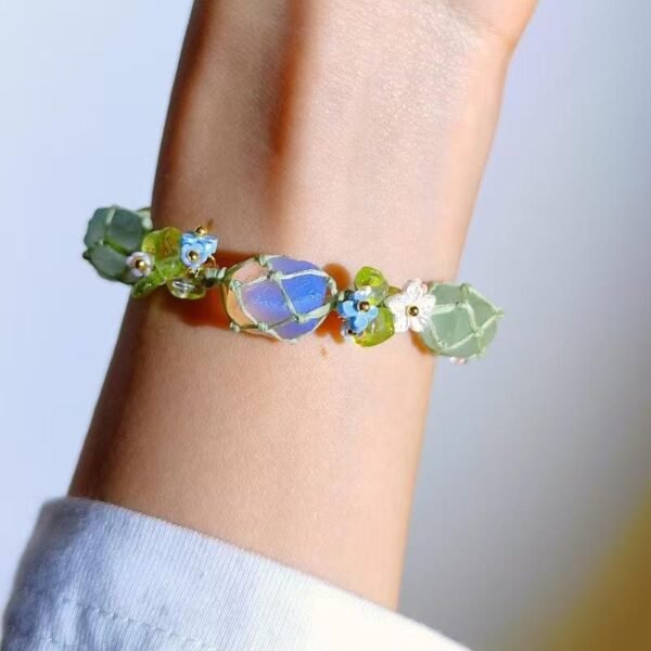 A woven bracelet full of spring atmosphere